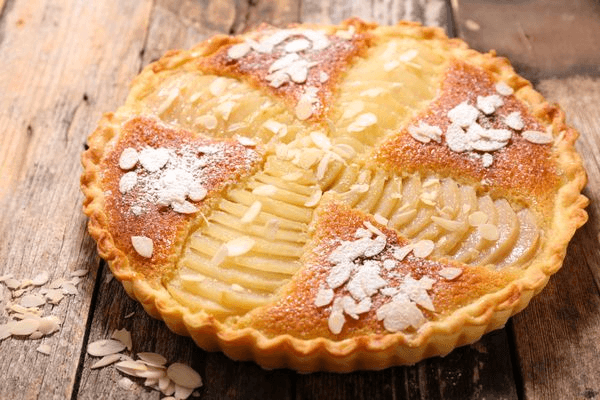 Bánh tart kem hạnh nhân lê vàng óng, vừa ra lò