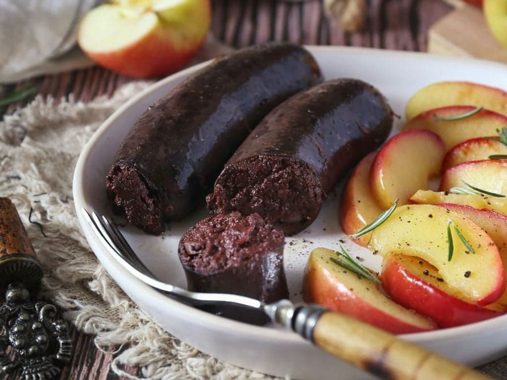 Boudin noir kiểu Pháp ăn kèm khoai nghiền và táo caramel