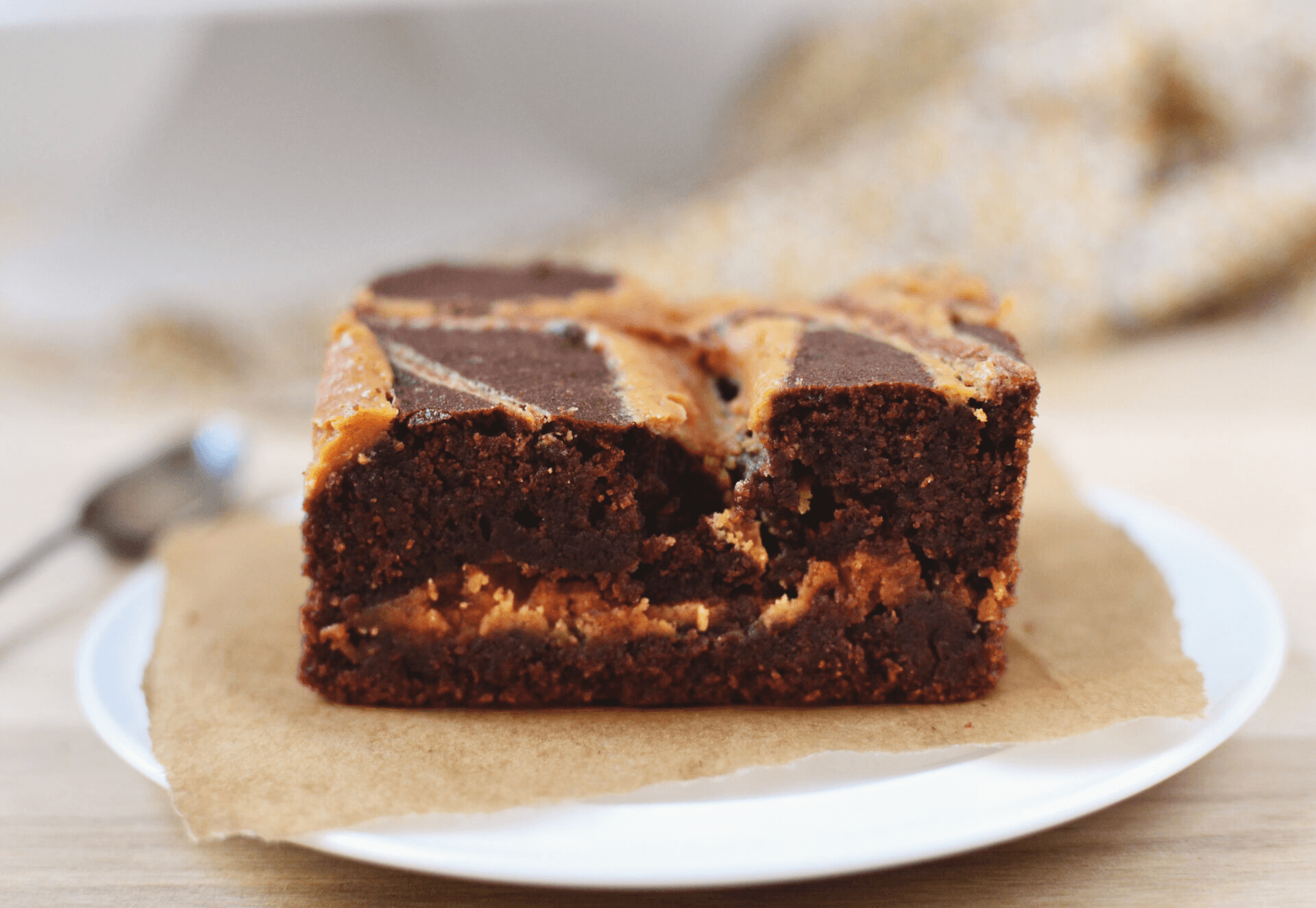 Brownie sô-cô-la và bơ đậu phộng