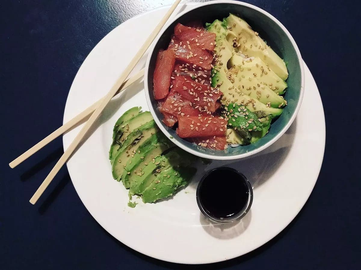 Chirashi cá hồi và bơ: cơm trộn giấm kiểu Nhật