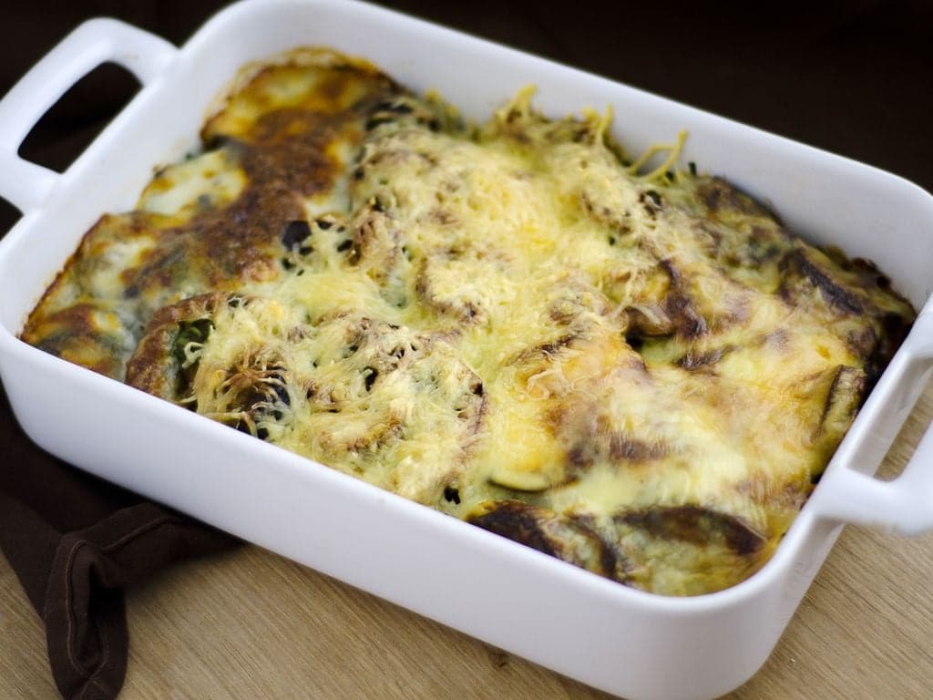 Gratin bí ngòi và cà tím xếp lớp với phô mai mozzarella vàng óng vừa ra lò