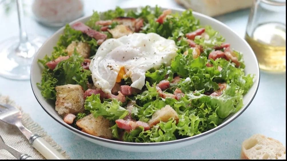 Salad Lyon truyền thống: thịt xông khói giòn rụm và trứng chần lòng đào