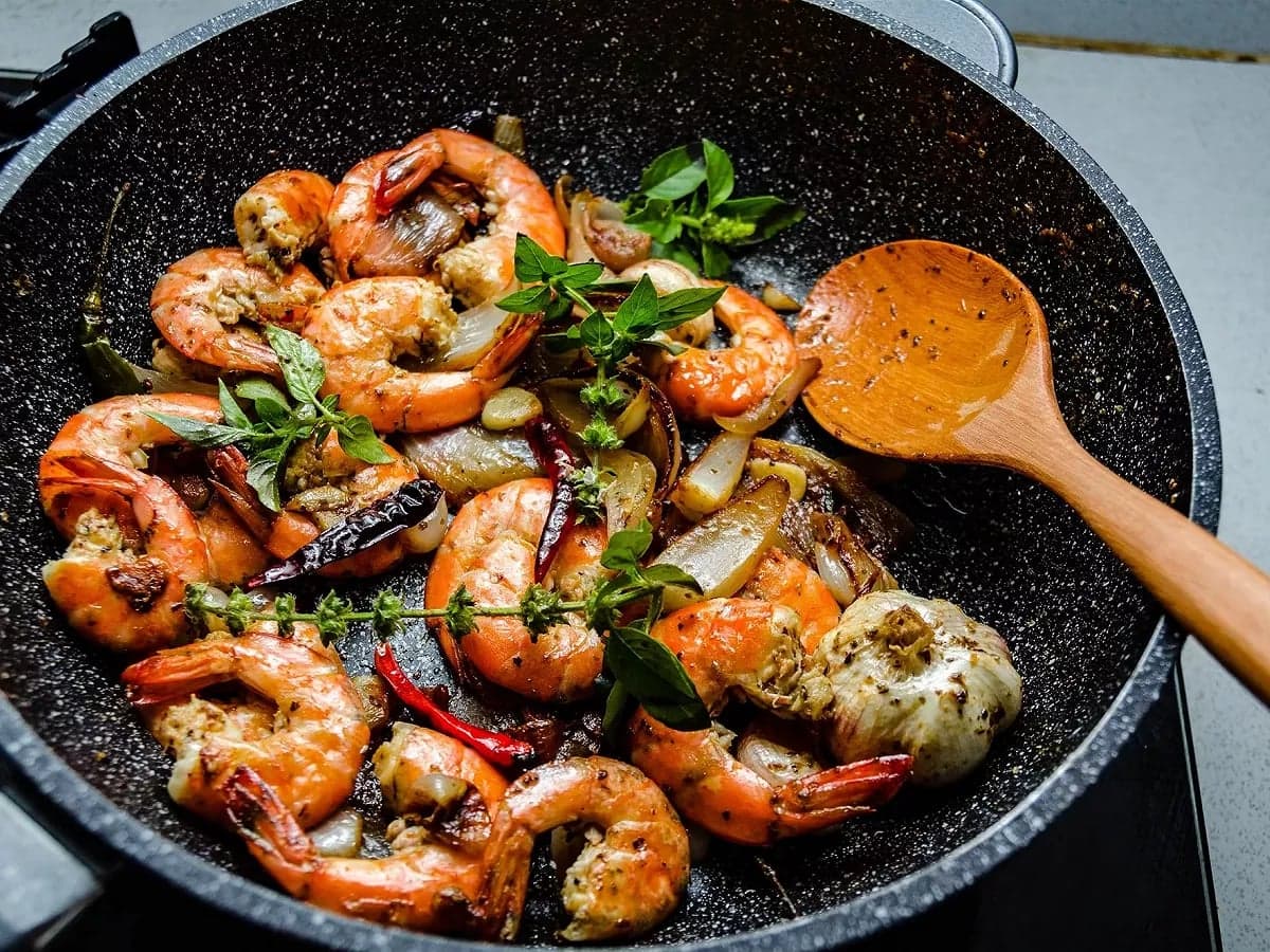 Tôm áp chảo tỏi, ớt và húng quế